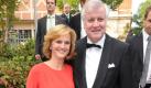 Karin Seehofer konnte 2007 auf dem Titel der Zeitschrift Bunte sehen, was ihr Mann Horst Seehofer - damals noch im Bundestag tätig - in Berlin trieb. Anette Fröhlich, mit der er ein außereheliches Kind gezeugt hatte, erzählte in dem Boulevardmagazin ihre Geschichte. Nach einer kurzen Beziehungspause kehrte Karin Seehofer zu ihrem Mann zurück und blieb bei ihm, auch als es zwei Jahre später hieß, Horst Seehofer und Anette Fröhlich seien nach wie vor heimlich ein Paar.  Foto: dpa