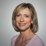 Michaela Axt-Gadermann analysiert, welche Nährstoffe die Haut besonders strahlen lassen.