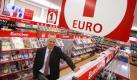 Der Geschäftsführer der Firma J. E. Schum, Rainer Schum, steht in Würzburg (Unterfranken) in einer Euro-Shop-Filiale des Unternehmens (Foto vom 04.11.2008). 118 Euro-Shops hat die Würzburger Firma in den vergangenen dreieinhalb Jahren bundesweit eröffnet. Im kommenden Jahr sollen 40 weitere hinzukommen. Foto: Karl-Josef Hildenbrand dpa/lby (zu dpa-Korr.: 'Umsatz-Push dank Ein-Euro-Shops: Würzburger Händler im Aufwind' vom 10.11.2008) +++(c) dpa - Bildfunk+++  Foto: dpa