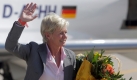 Die Bundestrainerin der Deutschen Frauenfußball-Nationalmannschaft, Silvia Neid, winkt auf dem Flughafen in Frankfurt am Main. Das Team von Bundestrainerin Neid landete gegen ein Uhr mit einer Chartermaschine auf dem Rhein-Main-Flughafen. Zuvor hatten die Deutschen in Helsinki mit dem 6:2-Finalerfolg über England ihren fünften EM-Titel in Serie geholt. Foto: dpa
