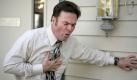 Das häufigste Symptom einer Angina pectoris ist ein drückender Schmerz hinter dem Brustbein.  Foto: Istockphoto