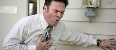 Das h&auml;ufigste Symptom einer Angina pectoris ist ein dr&uuml;ckender Schmerz hinter dem Brustbein.  (Foto)