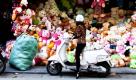 Eine Frau schaut sich einen Laden für Stofftiere in Hanoi, Vietnam, an. Das christliche Weihnachtsfest hält Einzug in die vietnamesische Gesellschaft. Jedes Jahr werden mehr Weihnachtsartikel angeboten. Foto: dpa