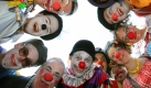 Die 8. Clown Convention findet zurzeit in Rostock statt. Dabei treffen sich Clowns und solche, geschminkte Unterhalter werden wollen.  Foto: Bernd Wüstneck/lmv
