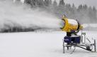 Alles klar für den Wintersport: Eine Schneekanone beschneit bei Winterberg im Sauerland eine Skipiste. Foto: ddp