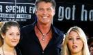 Der amerikanische Sänger und Schauspieler David Hasselhoff und seine Töchter Taylor Hasselhoff (links) und Hayley Hasselhoff kommen in Los Angeles zur Premiere des Films The Simpsons. Hasselhoff kommt am Mittwoch nach Berlin. Dort stellt der 58-Jährige nach Angaben bei einer Pressekonferenz seine Tourpläne vor. The Hoff will ab Februar 2011 im deutschsprachigen Raum mit seinen Töchtern Taylor Ann und Hayley und deren Band Bella Vida auftreten. Foto: dpa