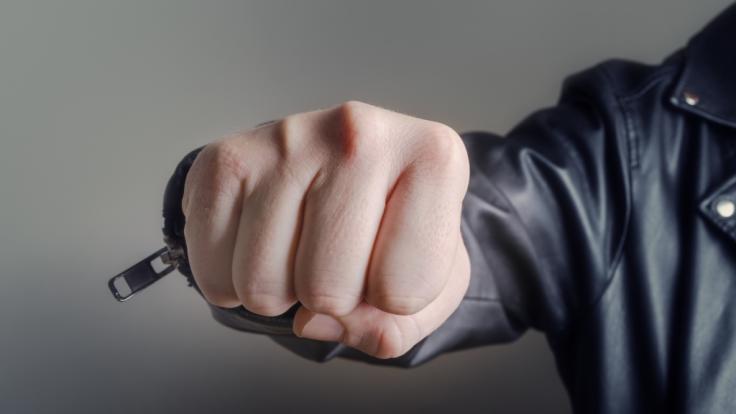 Wegen dem Mord an seiner Schwester wurde ein Jugendlicher zu 40 Jahren Haft verurteilt (Symbolbild).