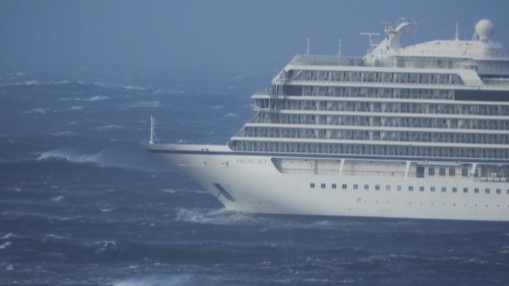 Bei einem Sturms gerät das Kreuzfahrtschiff