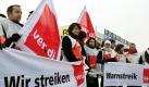 Mit Streikwesten stehen Mitarbeiter von easyJet am Donnerstag (18.02.2010) vor dem Flughafen Schönefeld. Ein Warnstreik hat am Morgen den Flugverkehr des Billigfliegers easyjet in Berlin-Schönefeld lahmgelegt. Alle geplanten Flüge wurden nach Angaben des Flughafens am Morgen gestrichen. Zu dem Warnstreik aufgerufen hatte die Gewerkschaft Verdi. Sie fordert einen Betriebsrat für die Beschäftigten. Auch nach sieben Verhandlungsrunden hat es zwischen der Gewerkschaft und dem Unternehmen bisher keine Annäherung gegeben.
 Foto: dpa