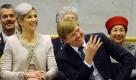 Die niederlaendische Kronprinzessin Maxima (l.) und der niederlaendische Kronprinz Willem-Alexander besuchen am Donnerstag (14.04.11) in Dresden eine Tanzstunde der Palucca Hochschule fuer Tanz. Koenigin Beatrix der Niederlande hat waehrend ihres Besuchs in Dresden die wiederaufgebaute Frauenkirche besichtigt. In dem Gotteshaus entzuendete die Monarchin am zerstoerten Original-Kuppelkreuz eine Kerze. (zu dapd-Text) Foto: Matthias Rietschel/dapd Foto: ddp