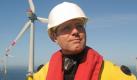 Bundesumweltminister Norbert Röttgen bei der Inbetriebnahme des ersten deutschen Offshore-Windparks «Alpha Ventus» in der Nordsee. (Archivbild)


Bundesumweltminister Norbert Röttgen (CDU) rechnet nach einem Bericht der «Passauer Neuen Presse» (Mittwochausgabe) bei der geplanten Energiewende nur mit einer moderaten Verteuerung der Strompreise.
Text: 	

Passau (dapd). Bundesumweltminister Norbert Röttgen (CDU) rechnet nach einem Bericht der «Passauer Neuen Presse» (Mittwochausgabe) bei der geplanten Energiewende nur mit einer moderaten Verteuerung der Strompreise. Der Preis für die Kilowattstunde Strom werde sich in den nächsten Jahrzehnten nur um 0,1 bis maximal 0,9 Cent erhöhen, wenn die Pläne der Bundesregierung für eine Energiewende umgesetzt würden, habe Röttgen laut Teilnehmerangaben vor den Abgeordneten der CDU/CSU-Bundestagsfraktion erklärt.

Bundeskanzlerin Angela Merkel (CDU) habe in der Sitzung von einer «Zäsur» gesprochen und einen schnelleren Ausstieg aus der Atomenergie als «unumgänglich» bezeichnet.

Nach Einschätzung des Deutschen Instituts für Wirtschaftsforschung (DIW) wird der beschleunigte Umbau der Energiesystems die deutsche Energiewirtschaft bis zu 200 Milliarden Euro kosten. «Der Investitionsbedarf liegt bei maximal 200 Milliarden Euro in den kommenden zehn Jahren», sagte DIW-Energie-Expertin Claudia Kemfert der «Rheinischen Post». Dennoch werde sich der Strompreis für Verbraucher und Industrie «nur leicht erhöhen, da es genauso viele preissteigernde wie preissenkende Wirkungen gibt», sagte Kemfert. Die Investitionen würden Strom tendenziell verteuern. «Doch die Importe wirken preissenkend, da der Strom aus dem Ausland billiger ist. Auch die Zunahme des Wettbewerbs könnte sich senkend auf den Preis auswirken», sagte Kemfert. Foto: dpa