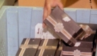 Im Quelle-Versandzentrum Leipzig stellt Dorit Fuchs (M) (Archivbild vom 22.07.1998) die Sendung für einen Kunden zusammen. In jedem dritten Haushalt steht der 1500 Seiten umfassende Katalog des fränkischen Versandhauses Quelle, das seit 1999 zum Handelskonzern Karstadt gehört. An diesem Montag (6. Mai) feiert Quelle am Versandzentrum in Leipzig seinen 75. Geburtstag. An Milliardenumsätze und internationale Aktivitäten, die heute für das hinter dem Otto Versand zweitgrößte deutsche Versandhaus stehen, dürfte der Geschäftsmann Gustav Schickedanz noch nicht gedacht haben, als er 1927 in Fürth einen Versandhandel nach US-Vorbild gründete. dpa
pixel Foto: dpa
