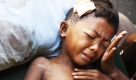 Ein elfjähriger Junge wird in einem Feldlazarett auf Sumatra behandelt. Überall sind Rettungskräfte unterwegs, um nach Überlebenden zu suchen. Nach Schätzungen der Vereinten Nationen wurden rund 1100 Menschen bei dem schweren Erdbeben geötet. Foto: dpa