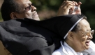A nun holds her coif as Marine One, with President Barack Obama aboard, takes off from the South Lawn of the White House in Washington, Monday, Oct. 26, 2009. (AP Photo/Alex Brandon) Foto: ap