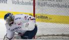 Berlins Keeper Rob Zepp musste im letzten Drittel gleich dreimal hinter sich greifen. Foto: Uwe Anspach Foto: dpa