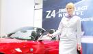 Trotzdem verblasst diese Blondine auch neben dem knallroten Sportwagen nicht. Foto: news.de