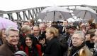 Bundeskanzlerin Angela Merkel geht am Montag (09.11.2009) über den ehemaligen Grenzübergang Bornholmer Straße, vorn links Joachim Gauck, langjähriger Beauftragter der Stasi-Unterlagen, rechts der von der DDR ausgewiesene Liedermacher Wolf Biermann. Den ganzen Tag über feiert Deutschland in der Hauptstadt den Fall der Mauer vor 20 Jahren am 09. November 1989. Foto: Wolfgang Kumm dpa/lbn +++(c) dpa - Bildfunk+++ 
 Foto: dpa