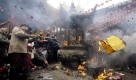 A worker, left, arranges flames of burning joss sticks as people pray at a temple to celebrate Chinese new year Monday Jan. 26, 2009 in Shanghai, China. Millions of Chinese across the country celebrate the beginning of the Year of the Ox. (AP Photo/Eugene Hoshiko) Foto: ap