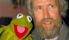 FILE - In this February 1988 photo Jim Henson, creator of the Muppets, poses with one of his creations, Kermit the Frog. A touring exhibit, 'Jim Henson's Fantastic World,' opening Saturday, July 16, 2011,  is making its last stop of a multi-year trip at the Museum of the Moving Image in Queens, New York where it will be on display into January. (AP Photo/file) Foto: dapd