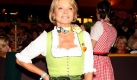 Uschi Glas im hellgrnen Dirndl. Die aus Landau an der Isar stammende Schauspielerin gehrt seit Jahrzehnten zu den Stammgsten auf der Wiesn. Foto: dpa