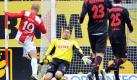 Die Mainzer sind gegen die Kölner die spielbestimmende Mannschaft. Hier rettet FC-Kölns Torwart Faryd Mondragon (r.) gegen den Mainzer Elkin Soto in höchster Not. Der FSV siegt mit 1:0. Foto: dpa