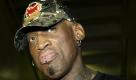 Dennis Rodman war mal eine große Nummer. Als Basketball-Pofi sammelte er Titel mit den Chicago Bulls und auch in der Glitzerwelt verstand er sich zu positionieren. Im Jahr 1994 war er sogar für eine kurze Zeit der Lover des damals angesagtesten Popstars überhaupt, Madonna. Sein Stern verblasste allerdings sehr schnell. In diesem Jahr machte er aber wieder von sich reden. Im November gab der 49-Jährige ein Radio-Interview, in dem er seltsam fahrig und abgelenkt wirkte. Der Grund: Er war betrunken und eine Frau befriedigte Mr. Rodman oral während der Live-Übertragung. Später entschuldigte sich der gefallene Star für seinen Aussetzer, er könne sich an nichts erinnern, weil er zu betrunken war. Foto: dpa