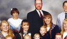This is family photo released 15 May, 2001, by the defense of Utah polygamist Tom Green (Top-red tie), shows Green with is family of five wives and some of his 29 children in April 2000. The photo was presented to the jury by the defense 15 May as evidence. Green is on trial for polygamy and criminal nonsupport and also faces a charge of child rape stemming from his relationship with one of his wives when she was 13. The practice of having many wives was abandoned by mainstream Mormons a century ago as a condition of Utah statehood. The modern Church of Latter Day Saints condemns polygamy, but an estimated 30,000 fundamentalists still practice it in Utah, though most are not as open as Green. dpa Foto: dpa