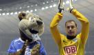 Fußball Bundesliga, 19. Spieltag: Hertha BSC - Borussia Mönchenladbach am Samstag (23.01.2010) im Berliner Olympiastadion: Herthas Maskottchen Hertinho und Torhüter Jaroslav Drobny applaudieren in Richtung der Fans. Das Spiel endet 0:0. Foto: Soeren Stache dpa/lbn (Achtung Sperrfrist! Die DFL erlaubt die Weiterverwertung der Bilder im IPTV, Mobilfunk und durch sonstige neue Technologien erst zwei Stunden nach Spielende. Die Publikation und Weiterverwertung im Internet ist während des Spiels auf insgesamt sechs Bilder pro Spiel begrenzt.) Foto: Soeren Stache dpa/lbn +++(c) dpa - Bildfunk+++ Foto: dpa