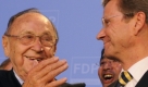 Der FDP-Parteivorsitzende Guido Westerwelle (r.) steht am Sonntag (27.09.09) in Berlin auf der Wahlparty der FDP zur Bundestagswahl 2009 neben dem ehemaligen Aussenminister Hans-Dietrich Genscher. Ueber 62 Millionen Wahlberechtigte waren am Sonntag in Deutschland aufgerufen, den 17. Deutschen Bundestag zu waehlen. (zu ddp-Text) (weitere Bilder unter http:/ / www.dfd-images.com) Foto: Torsten Silz/ ddp Foto: ddp
