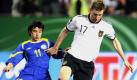 Per Mertesacker: Die Abwehrlatte musste sich nicht krumm machen. Kasachstans Stoßstürmer Chischnitschenko war keine Gefahr. Foto: ddp