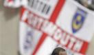 Eigentlich waren der FC Portsmouth und der FC Southampton mal so etwas wie befreundete Klubs. Mittlerweile finden die seltenen Spiele der beiden Vereine nur unter höchsten Sicherheitsvorkehrungen statt. Grund ist, dass 2003 der damalige Trainer Harry Redknapp zwar mit Portsmouth in die Premier League aufstieg, gleich danach aber zu Southampton wechselte. 2005 ging es für Redknapp dann wieder zurück nach Portsmouth, weil Southampton unter seiner Ägide abgestiegen war (im Bild Avram Grant, der 2009/2010 Trainer von Portsmouth war, dann aber zu West Ham United wechselte). Foto: dapd