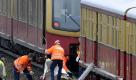 Bahn-Mitarbeiter entfernen am Mittwoch (16.03.11) in Berlin in der Naehe des Bahnhofs Ostkreuz einen Gegenstand vor einem Triebwagen der Berliner S-Bahn von den Gleisen. Im Berliner S-Bahn-Verkehr kommt es infolge eines Unfalls voraussichtlich noch bis zum Mittwochvormittag zu Behinderungen. Gegen 5.00 Uhr waren zwischen den Stationen Ostkreuz und Warschauer Strasse nacheinander zwei Zuege ueber auf den Gleisen liegende Kuehlschraenke gefahren, wie die Bundespolizei mitteilte. Einer der Zuege konnte danach nicht mehr weiterfahren. Verletzt wurde bei dem Vorfall niemand. Wie die Kuehlschraenke auf die Gleise gelangten, war zunaechst nicht bekannt. Die Bundespolizei ermittelt wegen gefaehrlichen Eingriffs in den Bahnverkehr. (zu dapd-Text) Foto: Berthold Stadler/dapd Foto: dapd