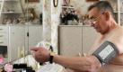 Herzpatient Werner Goldschmidt hat sein Funkzeugs im Schlafzimmer stehen. Foto: ddp