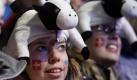 Zwei Fans tragen Hüte in Kuhform, während sie eine Medaillenzeremonie bei den Olympischen Spielen in Vancouver, Kanada, verfolgen. Foto: ap