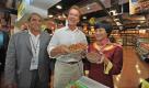 Kaliforniens Governeur Arnold Schwarzenegger zeigt sein Hollywood-Lächeln, während er in einem chinesischen Supermarkt für kalifornische Produkte wirbt. Für dieses Foto präsentiert er Mandeln. Foto: dpa