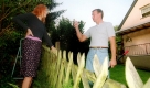 Fällt Laub von eigenen Bäumen in Nachbarsgarten muss dort niemand zum Kehren antreten. Dem Nachbarn ist es zumutbar, dass er das Laub beseitigt. Sollte es allerdings überhand nehmen, kann eine Laubrente vereinbart werden. Foto: ddp