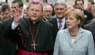 Bundeskanzlerin Angela Merkel (CDU) geht am Donnerstag (22.05.2008) in Osnabrück beim Katholikentag mit Bischof Franz-Josef Bode (l) über die Kirchenmeile. Merkel hatte sich zuvor in das Goldene Buch der Stadt eingetragen. Der 97. Deutsche Katholikentag dauert noch bis zum 25. Mai. Die Veranstaltung steht unter dem Leitwort 'Du führst uns hinaus ins Weite'. Foto: Friso Gentsch dpa/lni +++(c) dpa - Bildfunk+++
pixel Foto: dpa