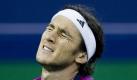 Juan Monaco hadert mit einem vergebenen Punkt im Halbfinale des ATP-Masters Turniers in Shanghai gegen Andy Murray.  Foto: dpa
