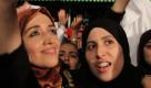 Noch immer gibt es kein offizielles Ergebnis bei den Wahlen in Tunesien, doch die Anhängerinnen und Anhänger der islamistischen Ennahda-Partei jubeln bereits. Für die absolute Mehrheit hat es offenbar aber nicht gereicht, eine Koalitionsregierung wird das Land mit einer neuen Verfassung ausstatten müssen. Foto: dapd