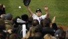 Johnny Damon von den New York Yankees erreicht einen Ball nicht mehr, den Raul Ibanez von den Philadelphia Phillies bis in die Zuschauertribüne geschlagen hat. Foto: dpa