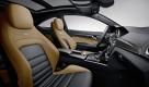 Im Cockpit warten Sportsitze mit integrierten Kopfstützen, Aluminium-Schaltpaddles und Zierteile in Klavierlack-Optik. Foto: pi