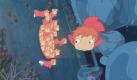 Ein rebellisches Goldfischmädchen ist die Heldin des Films Ponyo. Sie ist die Tochter eines Hexenmeisters und der Meeresgöttin und lebt mit ihren Geschwistern auf dem Meeresgrund. Eines Tages büxt sie aus, um die Überwasserwelt zu entdecken. Oscar-Preisträger Hayao Miyazaki hat seinen Film Ponyo an die Geschichte Die kleine Meerjungfrau von Hans Christian Anderson angelehnt. Foto: Universum