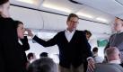 Außenminister Guido Westerwelle (FDP) auf den Flug nach Washington mit mitreisenden Journalisten. Foto: Maurizio Gambarini Foto: dpa