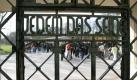 Jedem das Seine: Die zynische Inschrift des Lagestores ist noch heute zu besichtigen. 56.000 Menschen verloren in Buchenwald ihr Leben. Foto: news.de