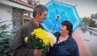 Willy ist glücklich: Seine Rosi ist zu ihm zurückgekehrt. Mit einem Blumenstrauß holt er die Imbiss-Köchin am Bus ab. Beide freuen sich wieder zusammen zu sein. Foto: RTL