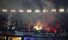 Fans des FC Basel brennen vor Spielbeginn Bengalische Feuer ab.
 Foto: dadp