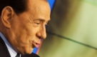 Später gab es auch noch Ärger mit seiner Frau Veronica Lario (deren Bild hier auf einem riesigen Monitor zu sehen ist). Nach einer angeblichen Affäre Berlusconis mit einer Minderjährigen hatte Lario Anfang Mai 2009 öffentlich angekündigt, sich von ihrem Gatten trennen zu wollen. Foto: dpa