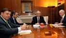Verhandlungsrunde der Parteichefs mit Premier Lucas Papademo (2..v.r.) in Athen: George Papandreou (PASOK) (r), Antonis Samaras (ND) (2.v.l) und George Karatzaferis (LAOS) (l). Foto: Orestis Panagiotou Foto: dpa