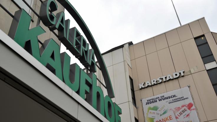 In der vergangenen Woche war bekannt geworden, dass die Eigentümer von Karstadt und Kaufhof erneut über eine Zusammenarbeit sprechen.