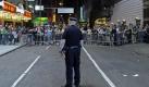 Passanten drängen sich an der Absperrung zum Times Square gegenüber. Der Bombenfund wurde zum Touristenmagneten - trotz Explosionsgefahr. Foto: dpa